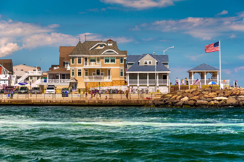 row of beach houses on the new jersey coast